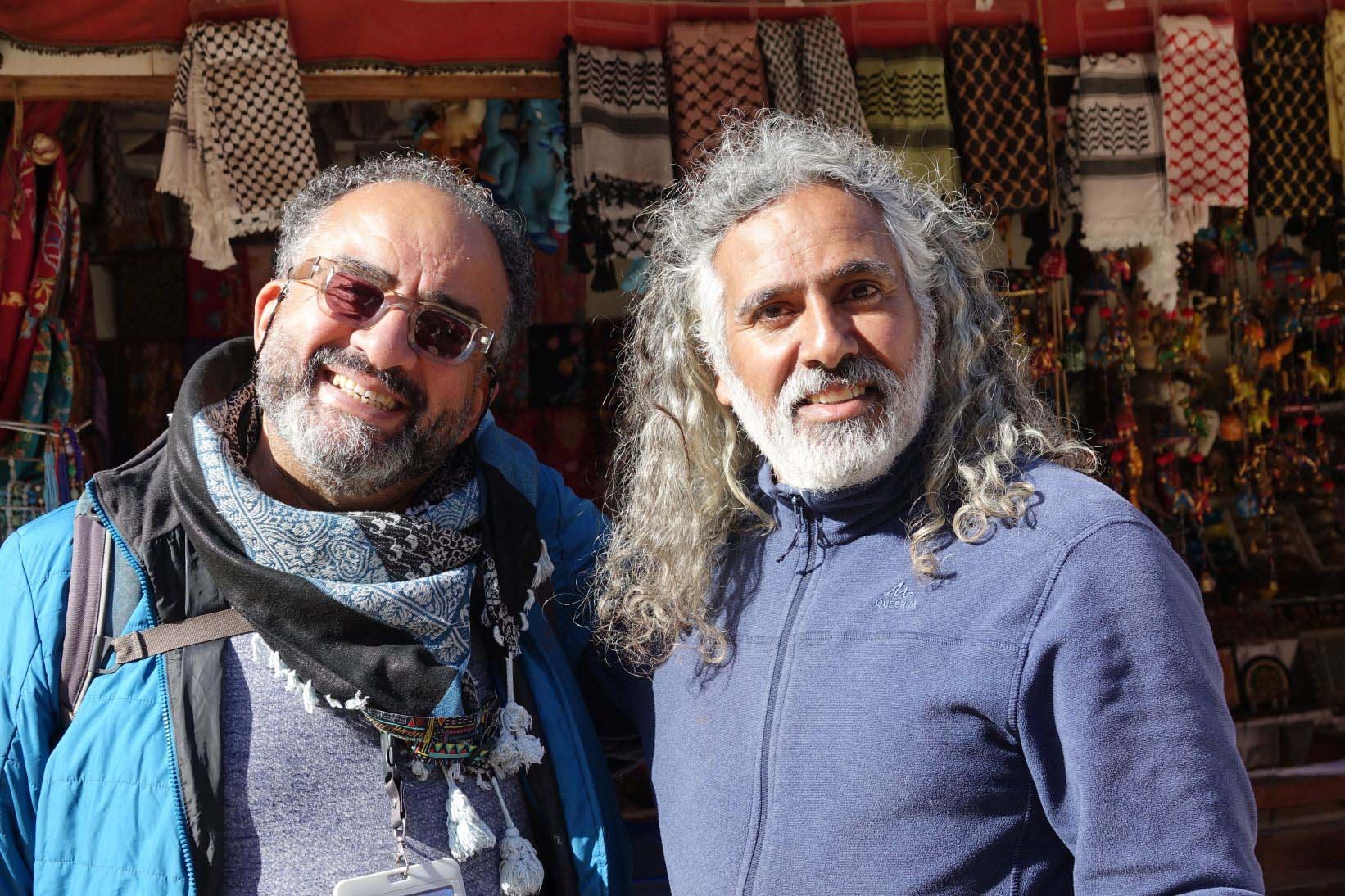 reiseleiter und beduine in petra